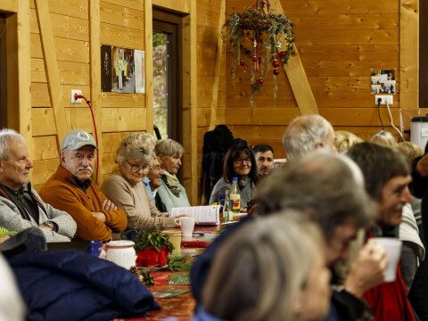 Firmenweihnachtsfeier in der Holzhütte im Christbaumdorf Mittelsinn Gäste sitzen bei einer Weihnachtsfeier in einer festlich geschmückten Holzhütte